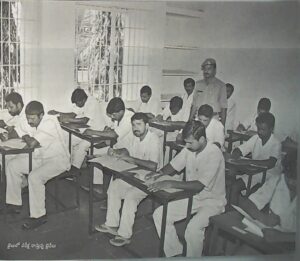 జైలులో పరీక్ష రాస్తున్న ఖైదీలు